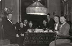 109741 Afbeelding van het gezin Van der Linden - den Daas rond de tafel in, vermoedelijk, hun woning Vossegatselaan 11 ...